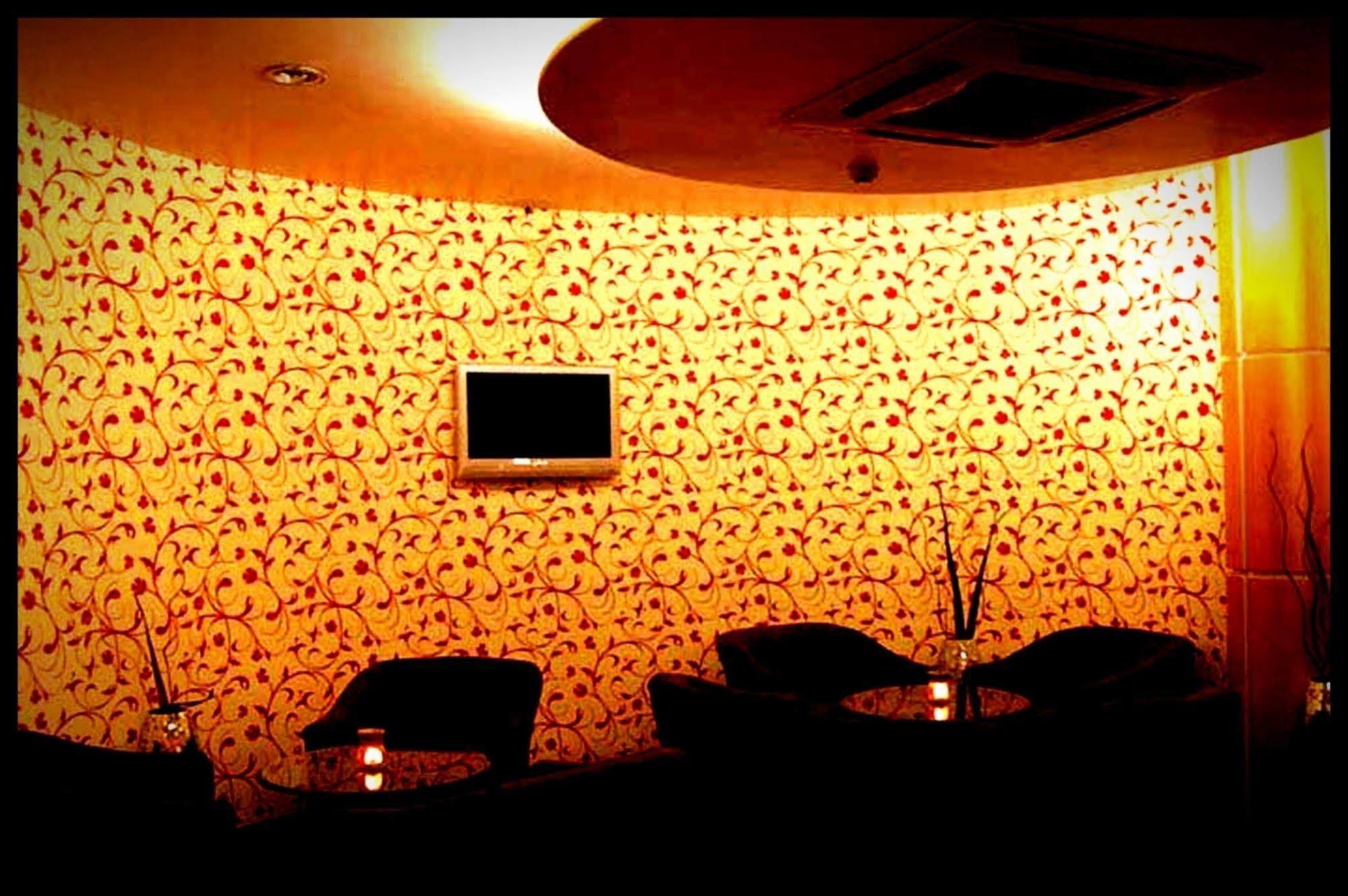 The White Klove Yeni Delhi Dış mekan fotoğraf